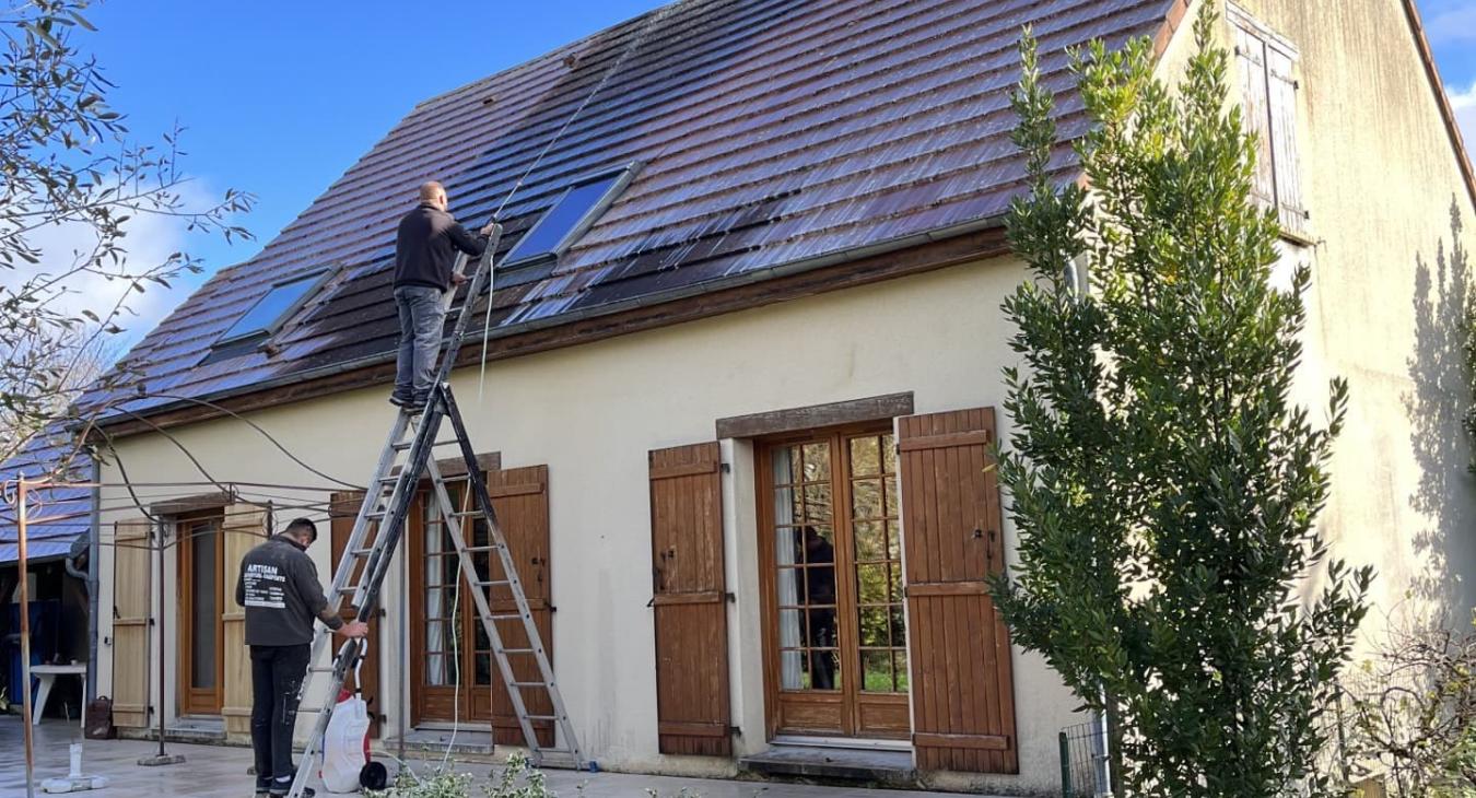 Nettoyage de toiture et application de traitement hydrofuge