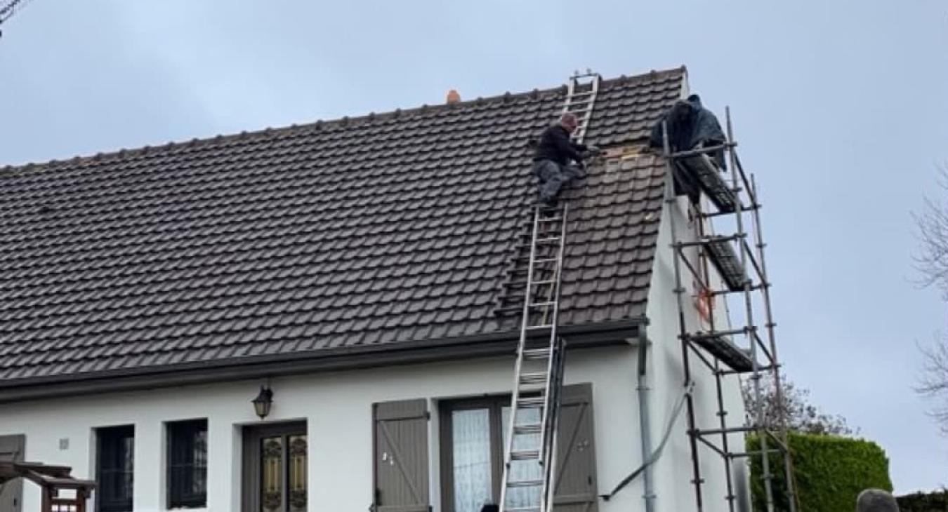 Abattage d'un conduit de cheminée et remplacement par des tuiles
